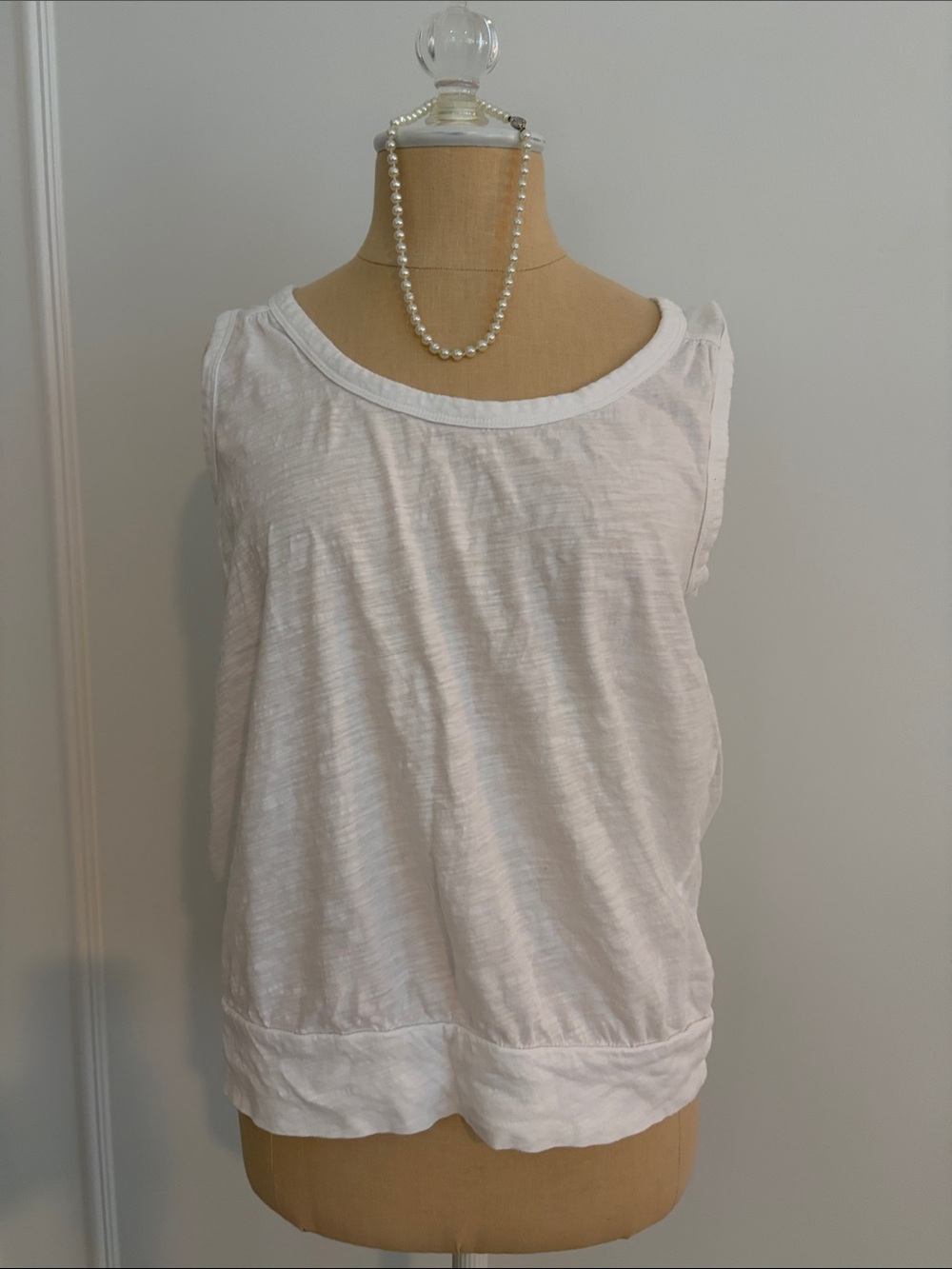 Super Cute LOFT White Scoop Neck Slub Tank, zip neck, M, GUC.